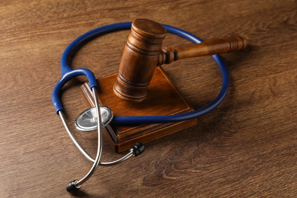 Judge’s gavel and stethoscope representing medical malpractice law